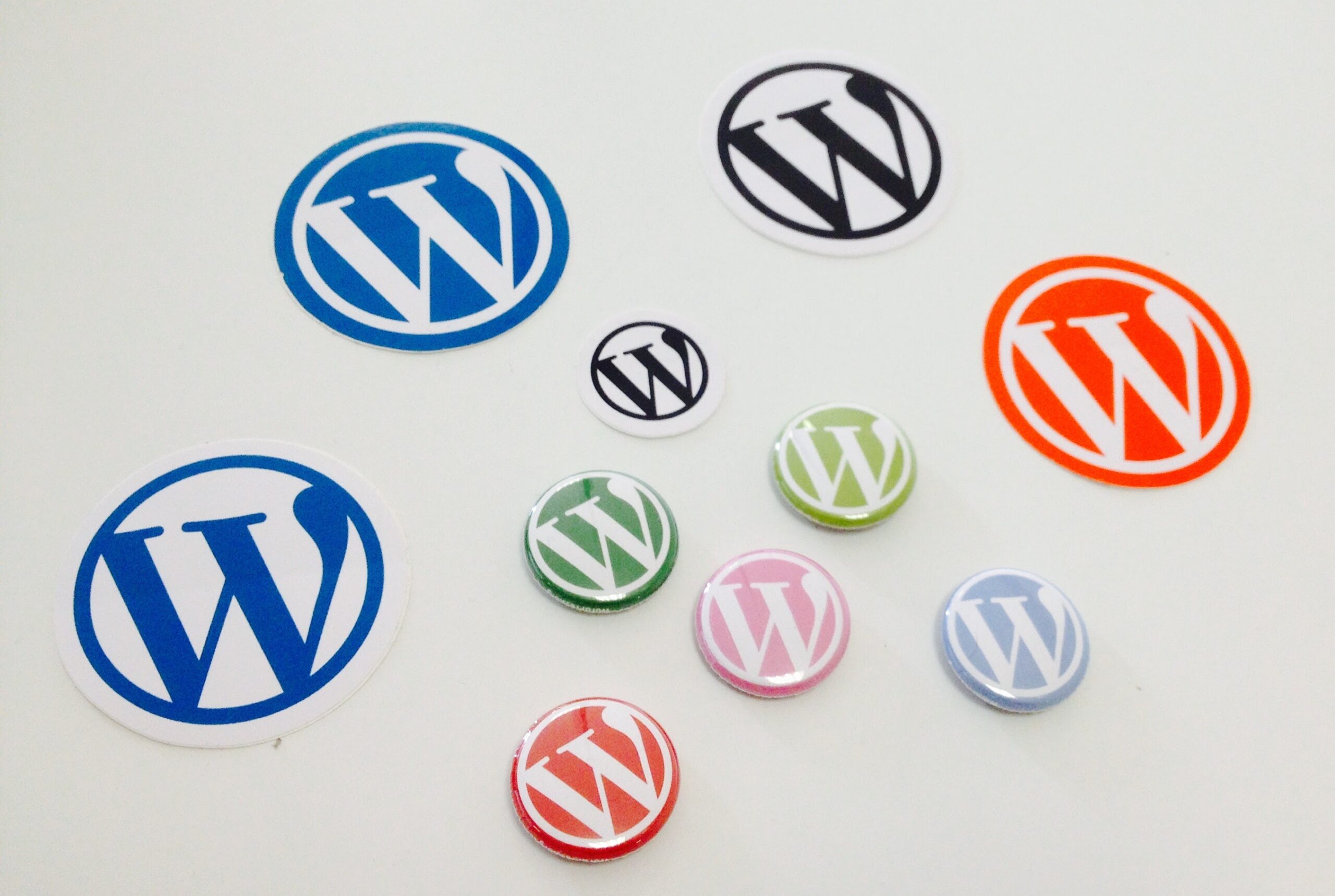 Adesivi e spille con il logo di WordPress