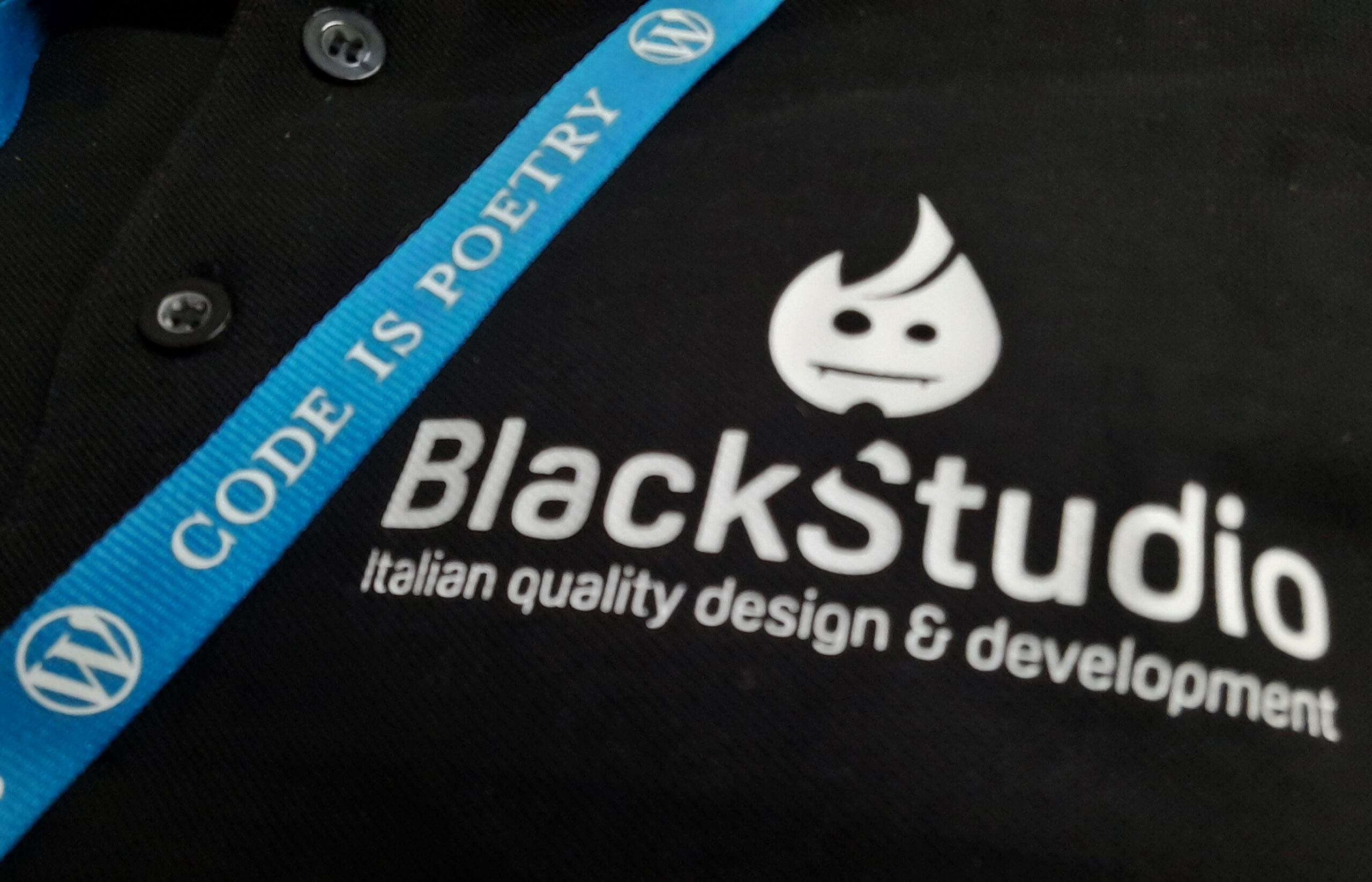 Polo di BlackStudio con il cordino WordPress «Code is poetry»