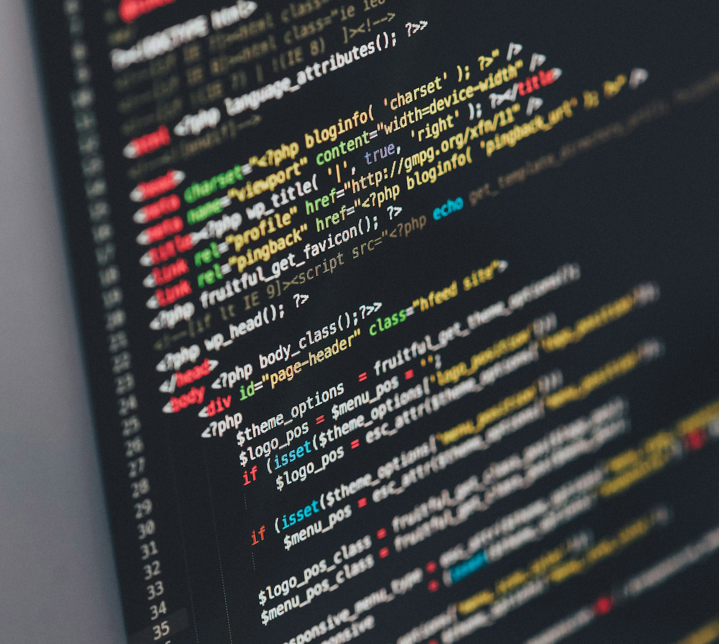 Codice PHP di un tema WordPress su un monitor, con le chiamate a wp_head e body_class